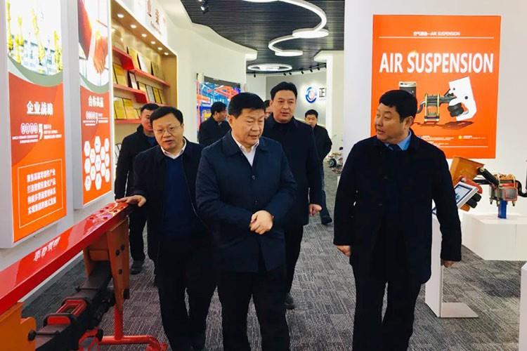 小寒落雪，祥瑞有余，縣人大主任冒寒蒞臨正陽集團考察指導